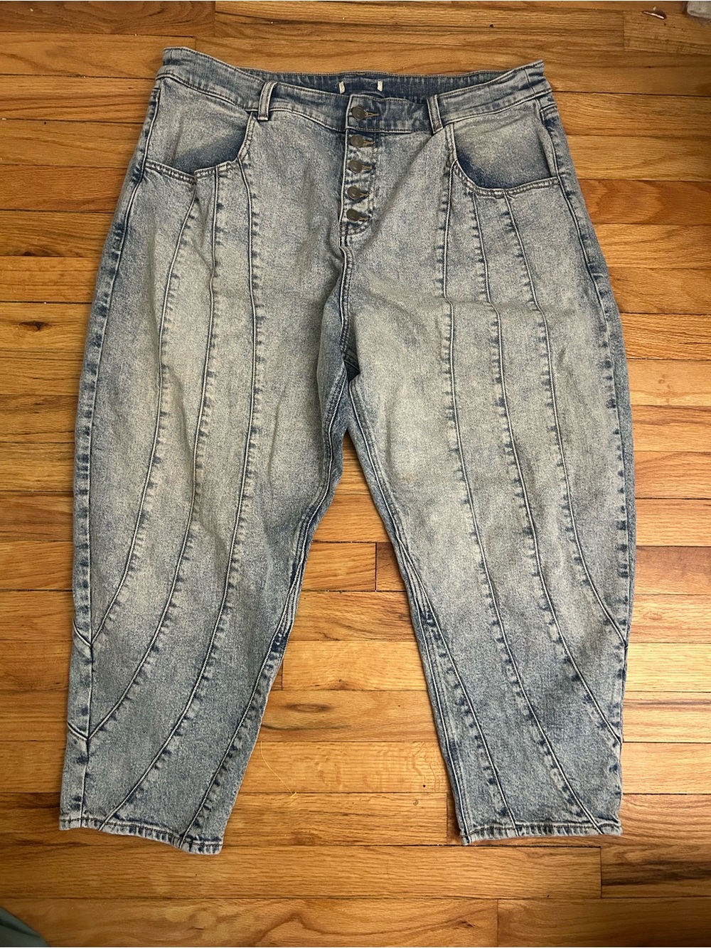 Women’s light wash balloon seam details jeans 18